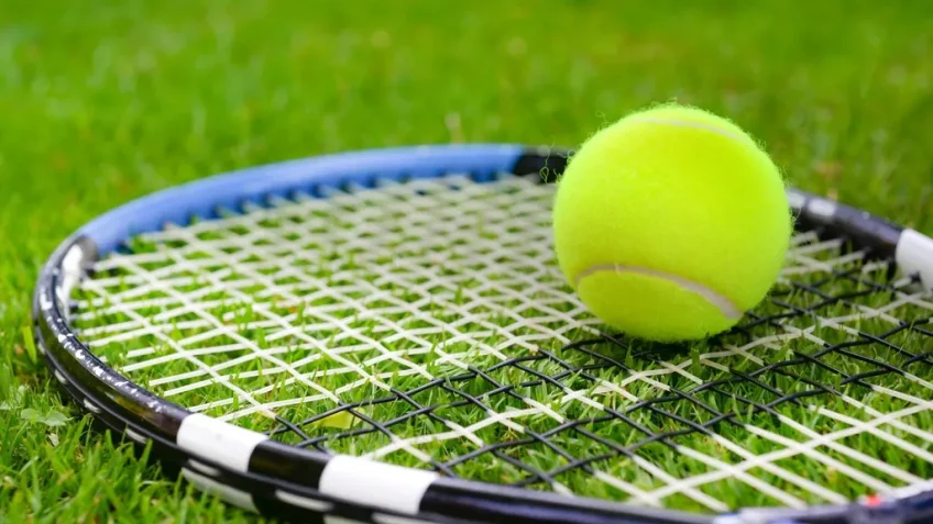 Campo da padel 90 minuti con noleggio racchette