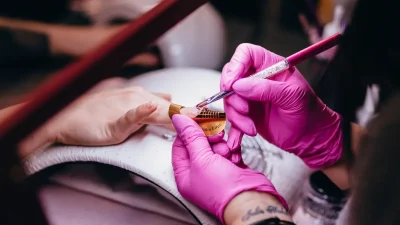 Manicure con smalto semipermanente
