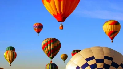 Volo in mongolfiera all'alba con brindisi