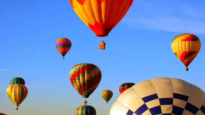 Volo in mongolfiera all'alba con brindisi